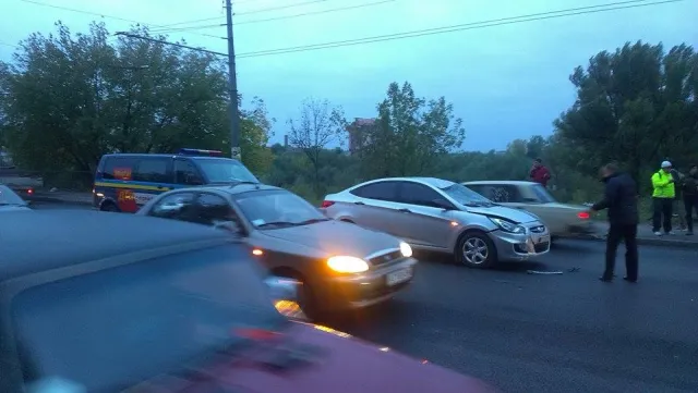 На пасічнянському мості іномарка збила велосипедиста (фото) — фото 1
