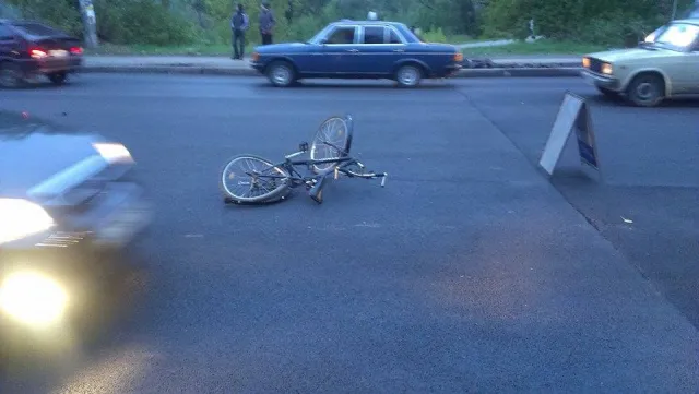 На пасічнянському мості іномарка збила велосипедиста (фото) — фото 2