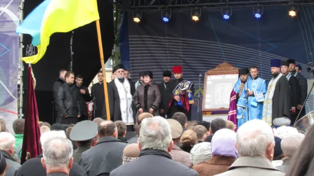 Іванофранківці, до Дня захисника України та 73-ї річниці створення УПА, пройшлися урочистою ходою та молилися за мир (фото) — фото 3