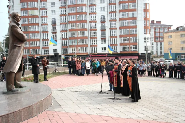 Сьогодні у Франківську вшанували пам'ять Степана Бандери (фото) — фото 3