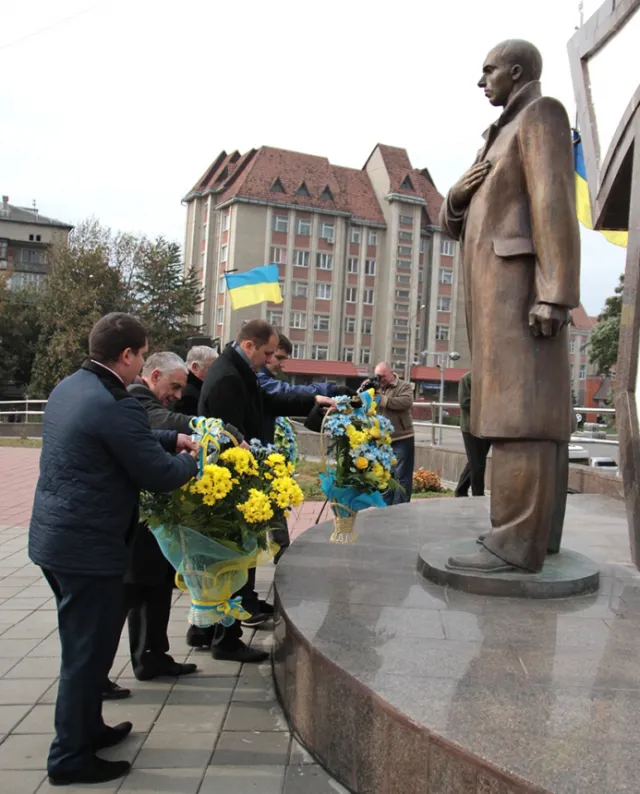 Сьогодні у Франківську вшанували пам'ять Степана Бандери (фото) — фото 6