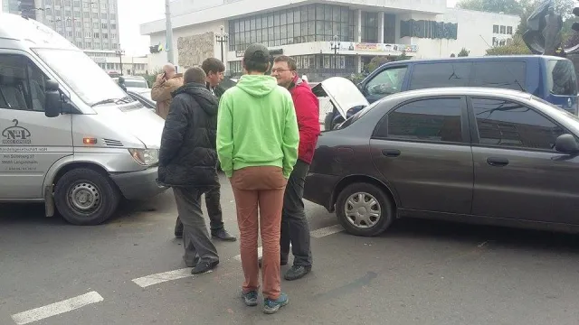 В центрі міста сталась аварія за участю автомобіля Руслана Марцінківа (фото) — фото 2