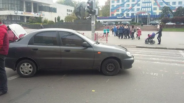 В центрі міста сталась аварія за участю автомобіля Руслана Марцінківа (фото) — фото 3
