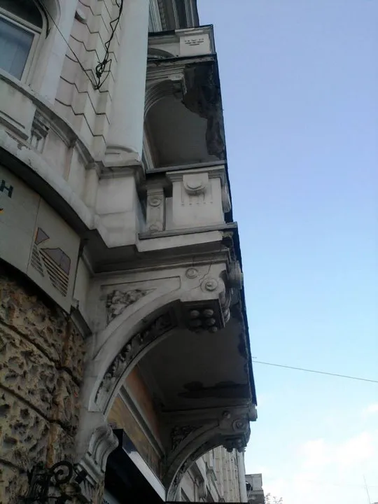 В Івано-Франківську людям на голови сиплеться балкон (фото) — фото 1