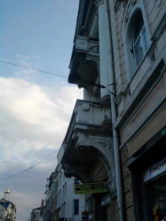 В Івано-Франківську людям на голови сиплеться балкон (фото) — фото 2