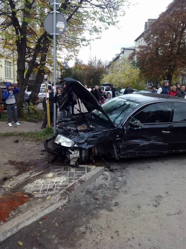 У центрі міста п'яний водій розбив кілька автівок. Повідомляють про постраждалу вагітну дівчину (фото) — фото 1