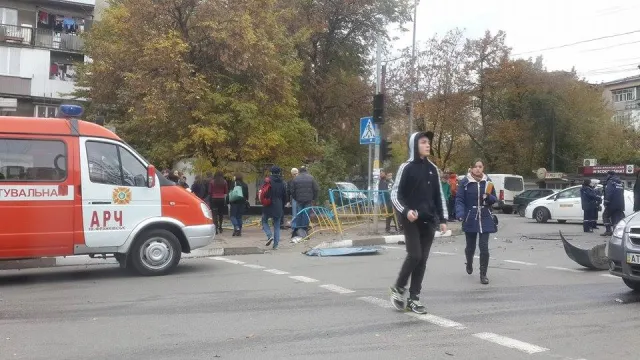 У центрі міста п'яний водій розбив кілька автівок. Повідомляють про постраждалу вагітну дівчину (фото) — фото 4