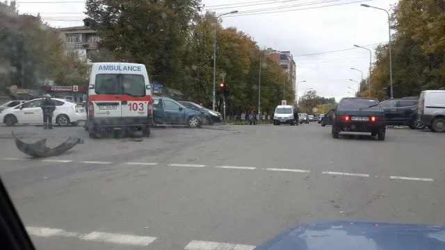 У центрі міста п'яний водій розбив кілька автівок. Повідомляють про постраждалу вагітну дівчину (фото) — фото 5