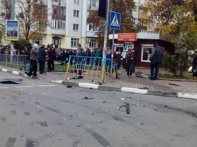 У центрі міста п'яний водій розбив кілька автівок. Повідомляють про постраждалу вагітну дівчину (фото) — фото 6