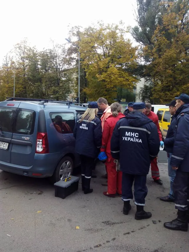 У центрі міста п'яний водій розбив кілька автівок. Повідомляють про постраждалу вагітну дівчину (фото) — фото 7