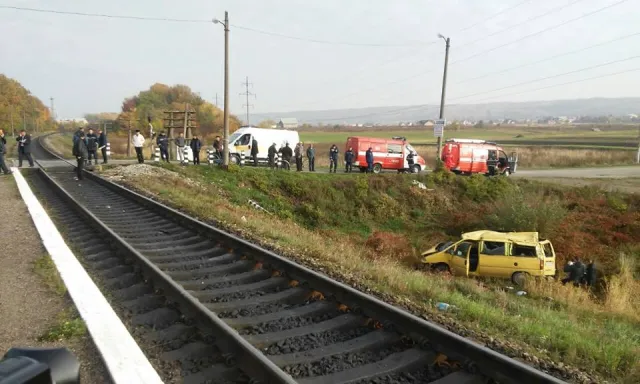 Під Франківськом автівка потрапила під поїзд. Є постраждалі (фото) — фото 1