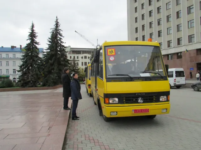 Два нових шкільних автобуса поїхали у Коломийський та Верховинський райони (фото) — фото 2