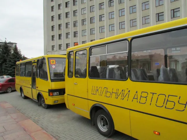Два нових шкільних автобуса поїхали у Коломийський та Верховинський райони (фото) — фото 3
