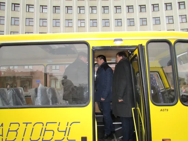 Два нових шкільних автобуса поїхали у Коломийський та Верховинський райони (фото) — фото 4