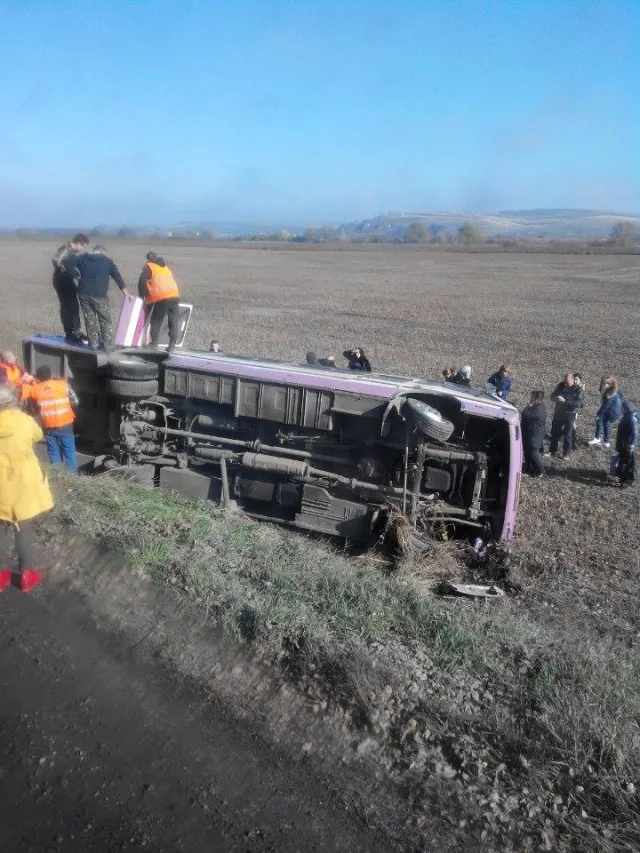 З'явились фото з місця аварії, в якій перекинувся пасажирський автобус з людьми (фото) — фото 1