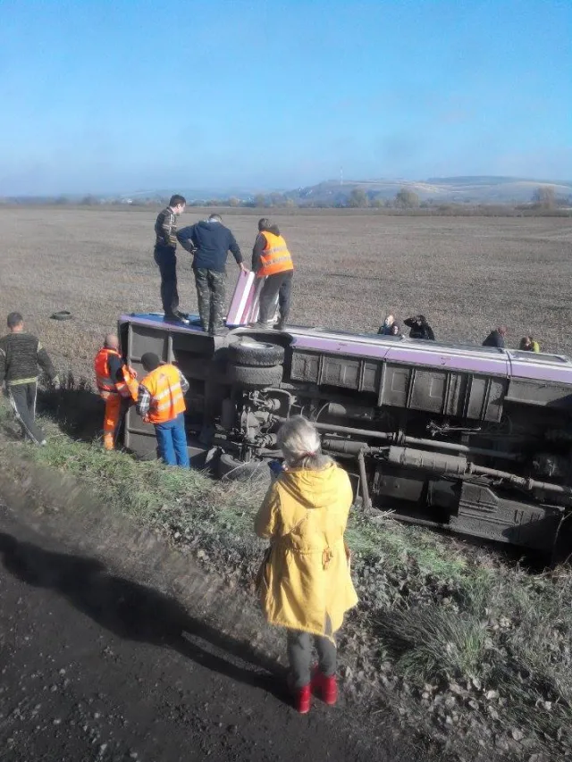 З'явились фото з місця аварії, в якій перекинувся пасажирський автобус з людьми (фото) — фото 3