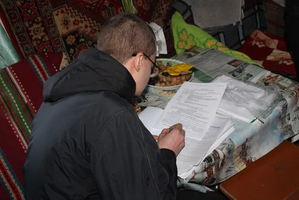 У Франківську зі скандалом та міліцією силоміць виселяли з квартири матір з сином (фото+відео) — фото 1