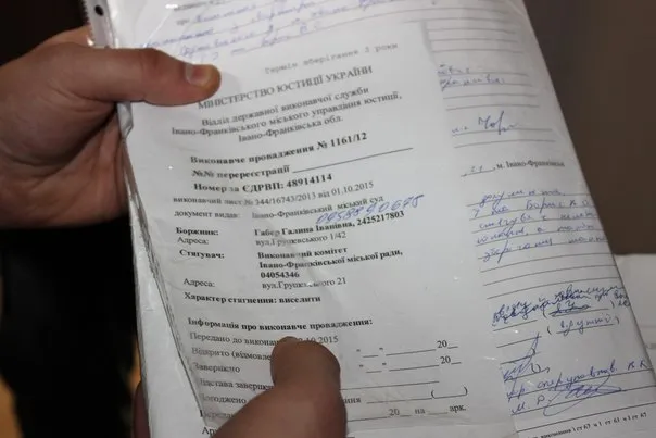 У Франківську зі скандалом та міліцією силоміць виселяли з квартири матір з сином (фото+відео) — фото 3