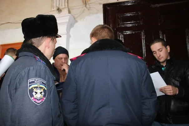 У Франківську зі скандалом та міліцією силоміць виселяли з квартири матір з сином (фото+відео) — фото 5