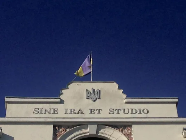 В Івано-Франківську на будинку правосуддя висить пошматований україський прапор (фото) — фото 3