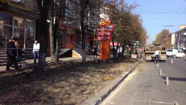 На Галицькій почали облаштовувати тротуари з бруківкою та велодоріжку — фото 1