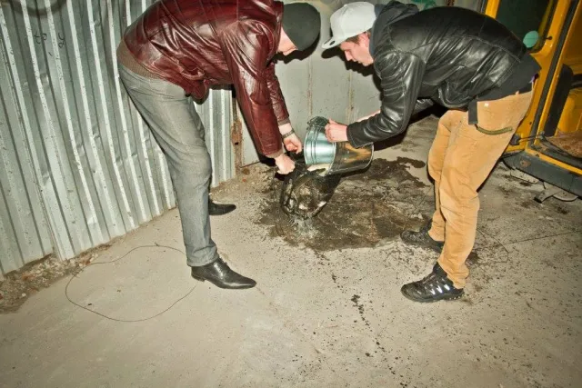 У Франківську активісти власним коштом зарибнили міське озеро (фото+відео) — фото 6