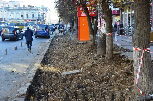 На Галицькій у розпалі будівництво велодоріжки та тротуару (фото) — фото 2