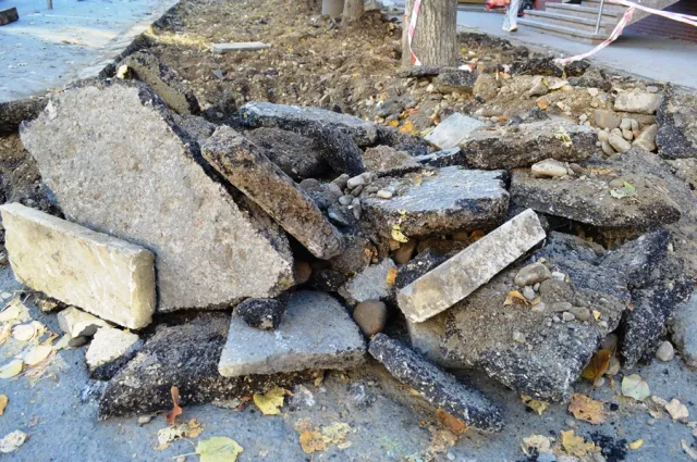 На Галицькій у розпалі будівництво велодоріжки та тротуару (фото) — фото 3