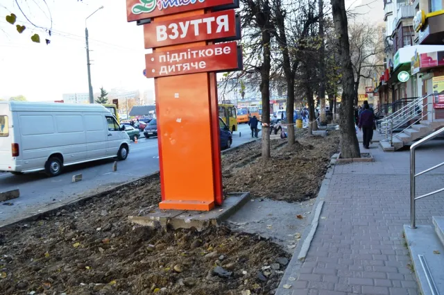 На Галицькій у розпалі будівництво велодоріжки та тротуару (фото) — фото 5