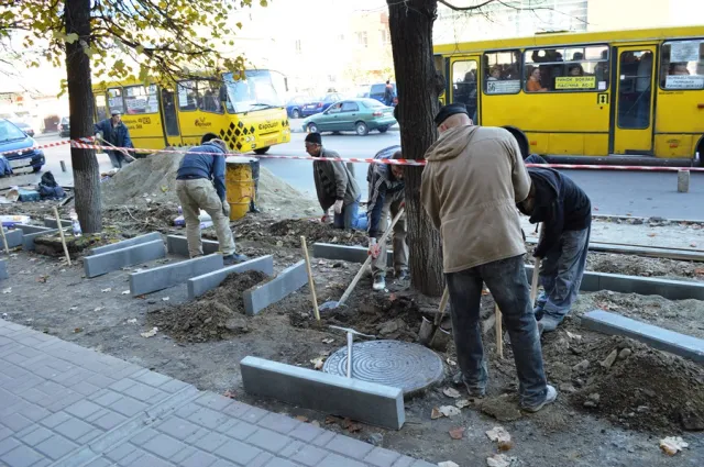 На Галицькій у розпалі будівництво велодоріжки та тротуару (фото) — фото 7