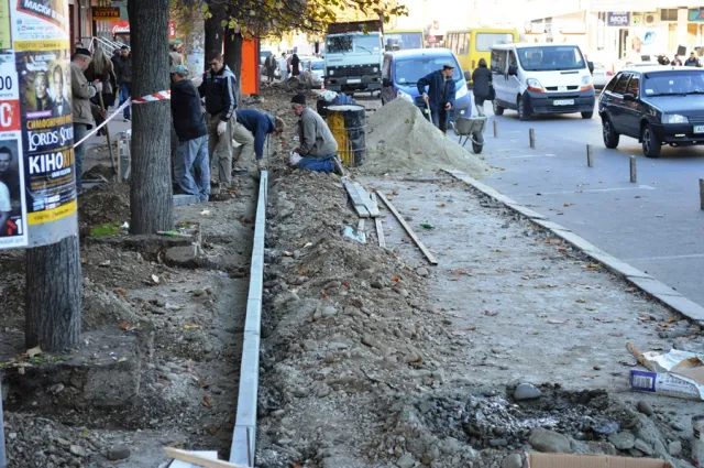 На Галицькій у розпалі будівництво велодоріжки та тротуару (фото) — фото 8
