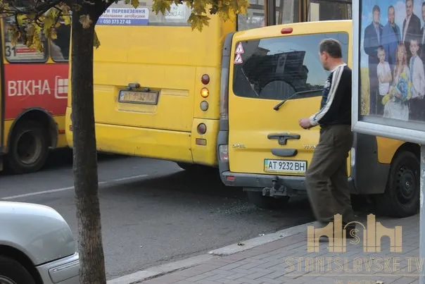 У Франківську маршрутка спричинила аварію (фото) — фото 1