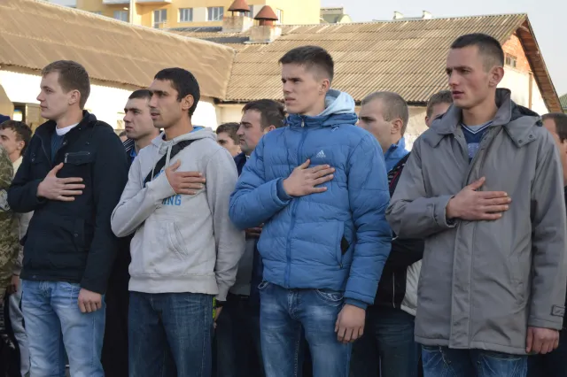 Сьогодні на строкову військову службу відправили юнаків з Прикарпаття (фото) — фото 1