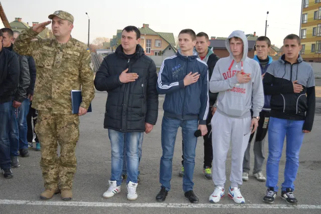 Сьогодні на строкову військову службу відправили юнаків з Прикарпаття (фото) — фото 2
