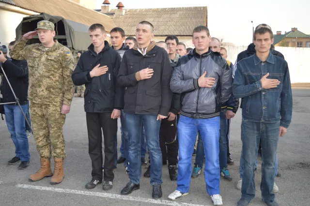 Сьогодні на строкову військову службу відправили юнаків з Прикарпаття (фото) — фото 5