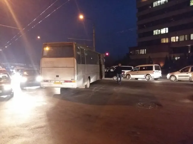 У Франківську зіткнулися автобус та легковик (фото) — фото 1