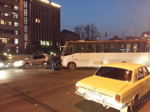 У Франківську зіткнулися автобус та легковик (фото) — фото 2