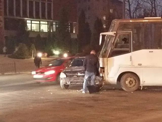 У Франківську зіткнулися автобус та легковик (фото) — фото 3