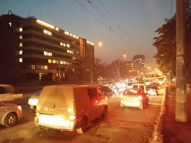 У Франківську зіткнулися автобус та легковик (фото) — фото 4