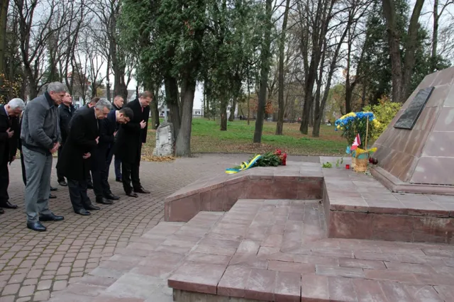 Голова Верховної Ради України та голова облдержадміністрації вшанували пам’ять героїв Небесної Сотні та загиблих бійців АТО (фото) — фото 4