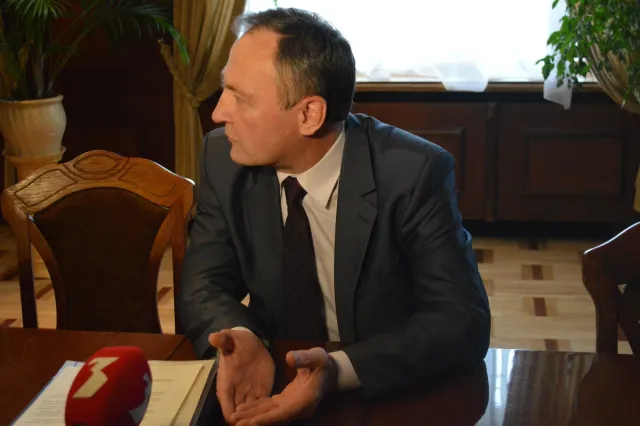 Начальник управління культури міськвиконкому каже, що у його однокімнатній квартирі живе 8 людей (фото+відео) — фото 1