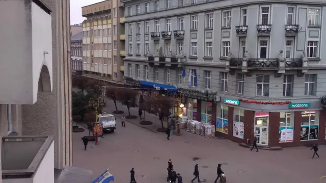 На Вічевому майдані почали встановлювати ялинку (фото) — фото 1