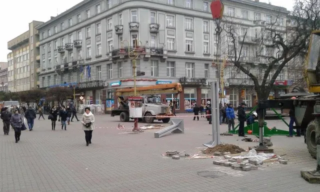 На Вічевому майдані почали встановлювати ялинку (фото) — фото 9
