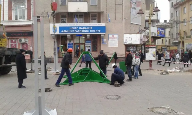 На Вічевому майдані почали встановлювати ялинку (фото) — фото 10