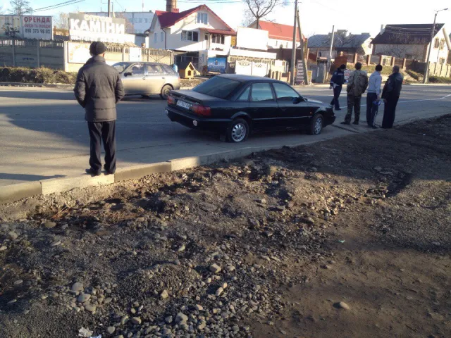 На Набережній три автомобілі в'їхали в каналізаційний дощовий водосток без решітки (фото) — фото 5