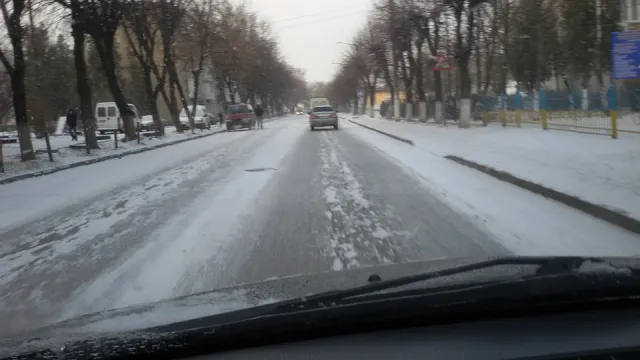 «Неожиданная зима» - дороги в Франковске, как стекло. Жители города жалуются на плохую работу коммунальщиков — фото 1