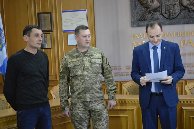 Франковскому «киборгу» вручили нагрудный знак «За воинскую доблесть» (фото) — фото 1