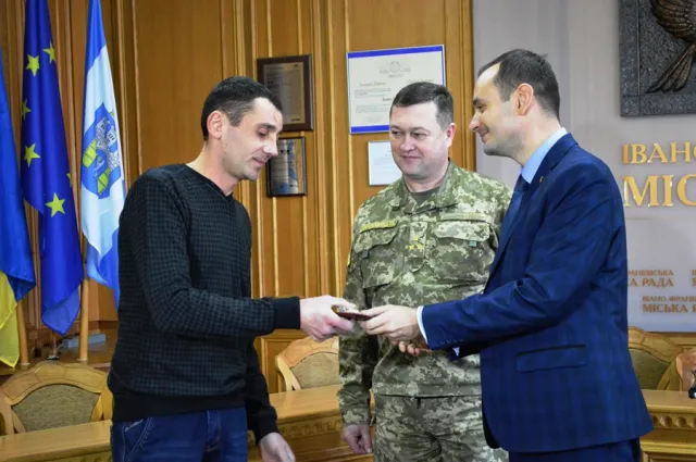 Франковскому «киборгу» вручили нагрудный знак «За воинскую доблесть» (фото) — фото 4