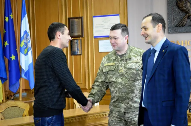 Франковскому «киборгу» вручили нагрудный знак «За воинскую доблесть» (фото) — фото 5
