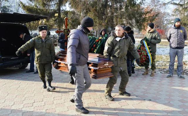 В Івано-Франківську в останню дорогу провели 58-річного бійця "Азову" Ігоря Коропецького (фото) — фото 4